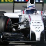 En Williams-formelbilsförare kör på en racerbana. (AI text)
