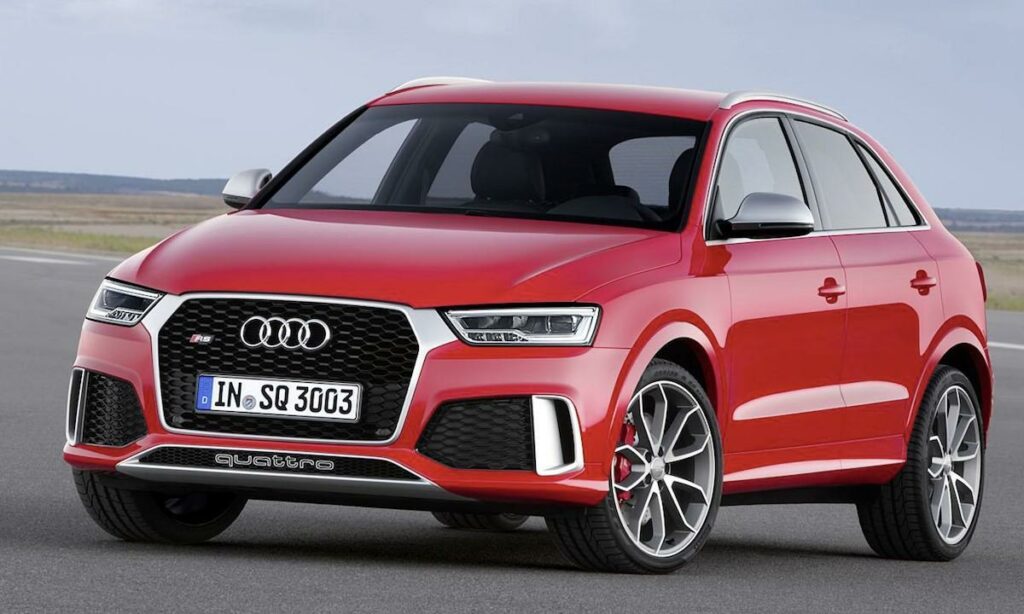 Audi Q3 är en röd bil som kör på en startbanan. (AI text)