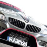 BMW Z4 GT-kärran tävlingsbil kör på banan (AI text)