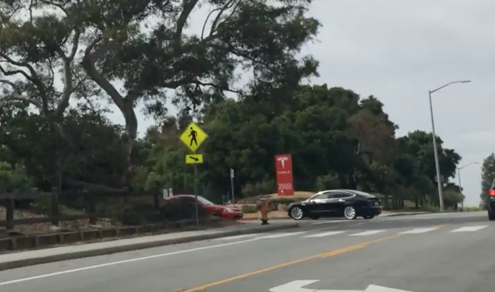 Tesla Model 3 fångad på film – testkörs mot en BMW?