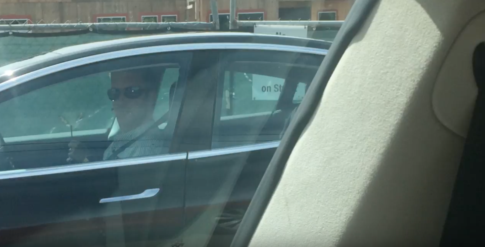 Tesla Model 3 fångad på film – testkörs mot en BMW?