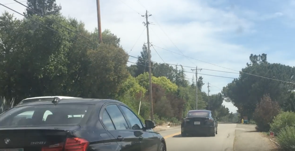 Tesla Model 3 fångad på film – testkörs mot en BMW?