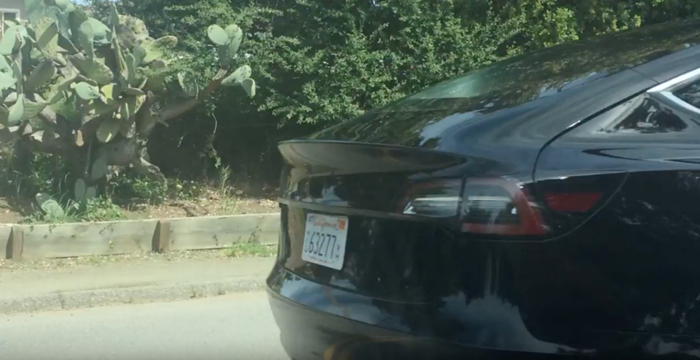 Tesla Model 3 fångad på film – testkörs mot en BMW?