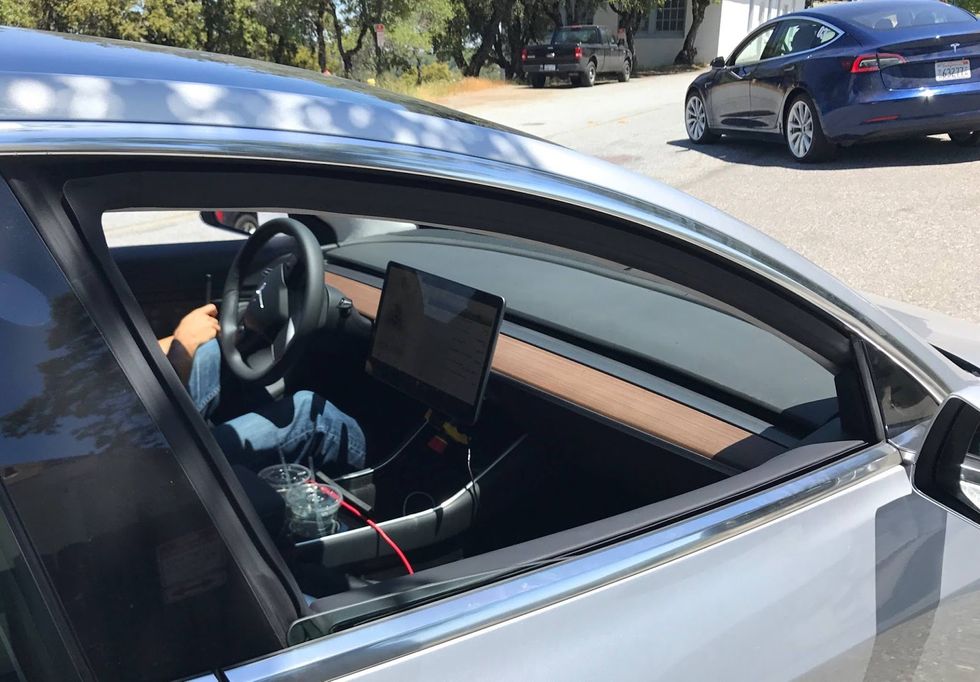 Nya spionbilder visar Tesla Model 3-interiören