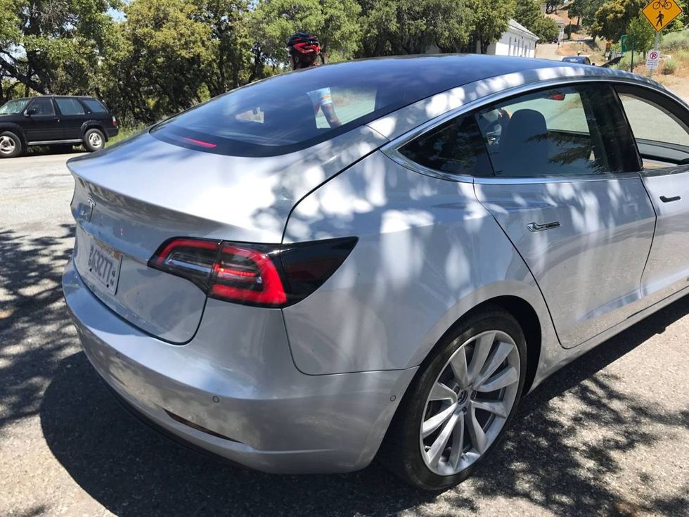 Nya spionbilder visar Tesla Model 3-interiören