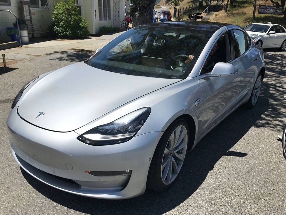 Nya spionbilder visar Tesla Model 3-interiören
