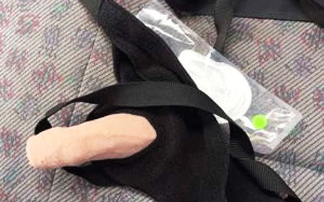 Försökte bluffa med löspenis och extra urinblåsa