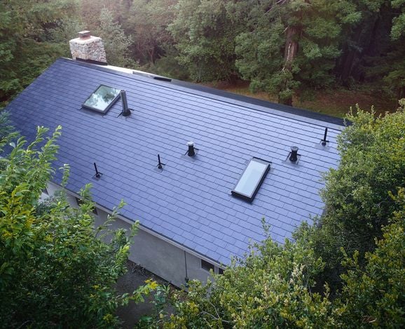Första Tesla Solar Roof – snart med svenskt pris