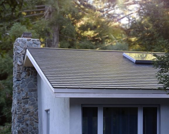 Första Tesla Solar Roof – snart med svenskt pris