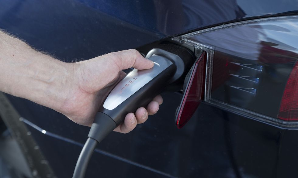 Miljöministern lämnar tillbaka sin Tesla Model S