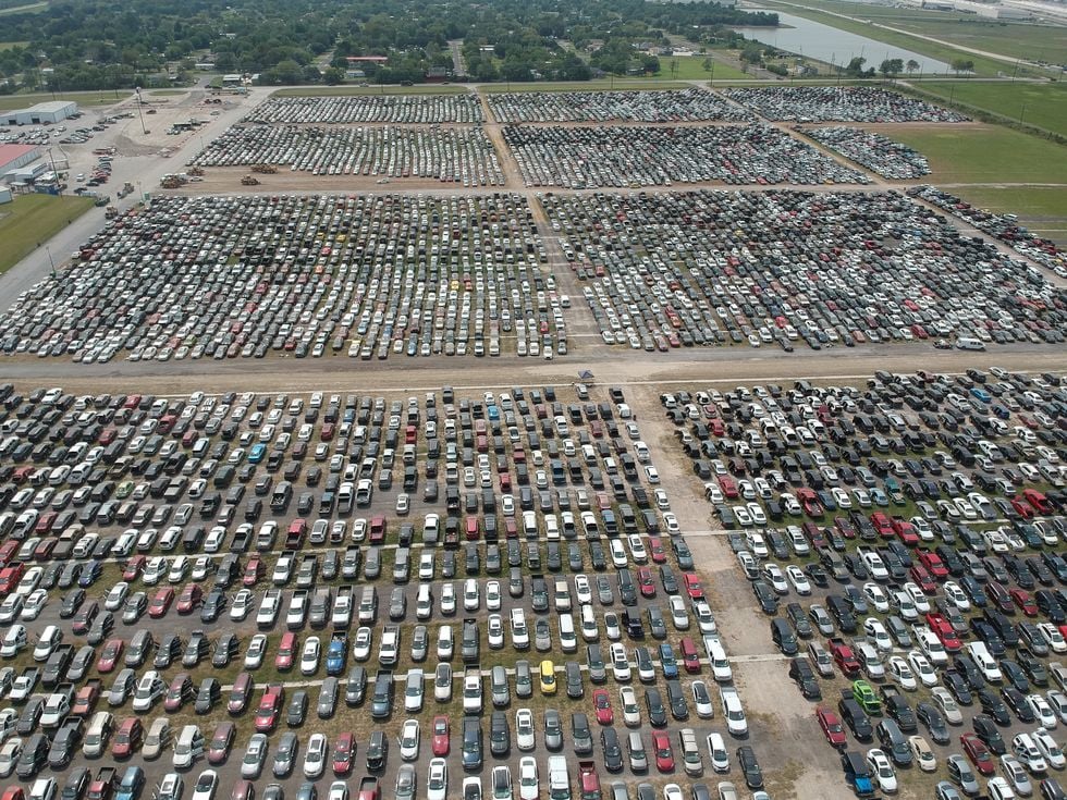 Kolla in racerbanorna som blivit viloplats för orkanskadade bilar!