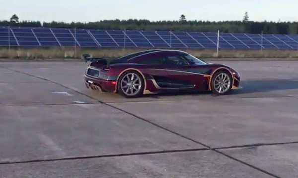 Koenigseggs kaxiga hälsning till Bugatti