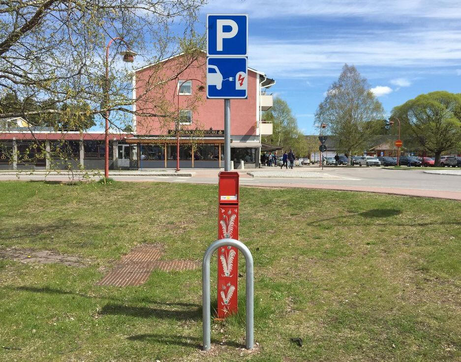 Elbilsägare ryter till: Laddplatser är ingen parkeringsplats!