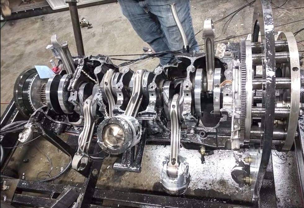 Se Cummins 2.000 hk dieselmotor explodera