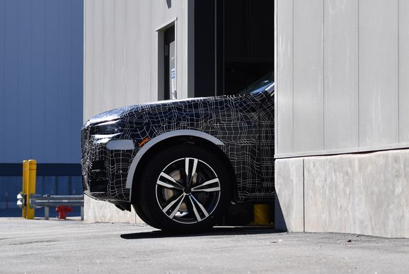 Första officiella bilderna på nya BMW X7