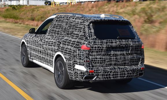 Första officiella bilderna på nya BMW X7