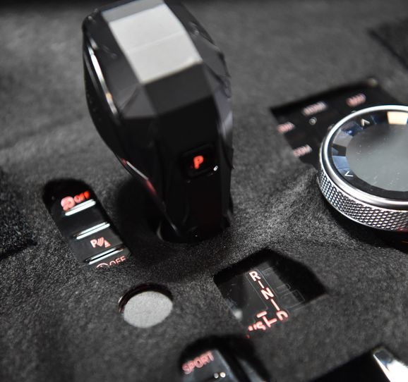 Första officiella bilderna på nya BMW X7