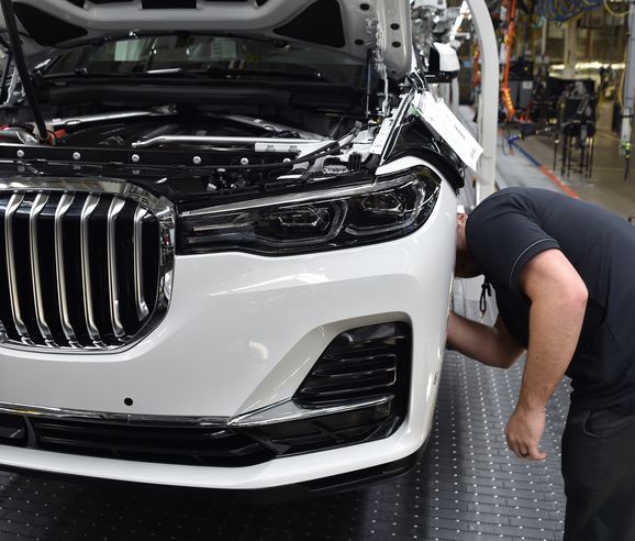 Första officiella bilderna på nya BMW X7