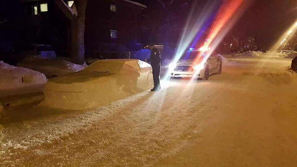 Konstnär skulpterade bil av snö som lurade polisen