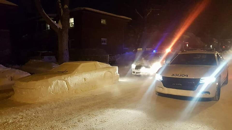 Konstnär skulpterade bil av snö som lurade polisen