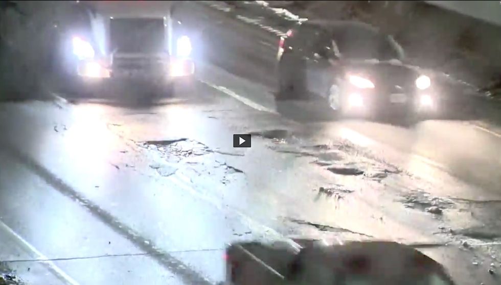 Jättelika potthål orsakar trafikolyckor och skadar bilar