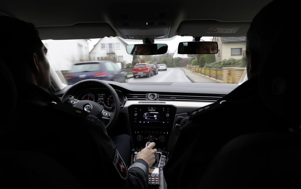 Volkswagen Passat GTE som polisbil – smyger fram ljudlöst och överraskar tjuven