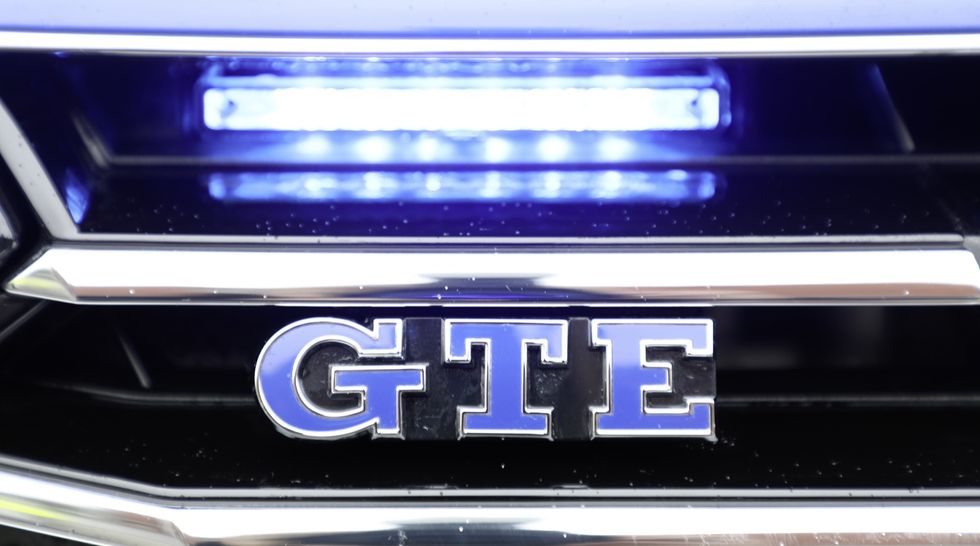 Volkswagen Passat GTE som polisbil – smyger fram ljudlöst och överraskar tjuven