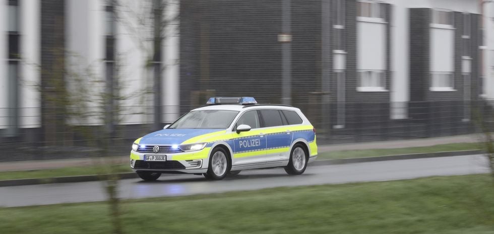 Volkswagen Passat GTE som polisbil – smyger fram ljudlöst och överraskar tjuven