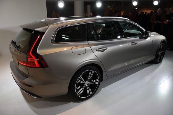 Bildfrosseri: Nya Volvo V60 – alla detaljer om folkhemskombin