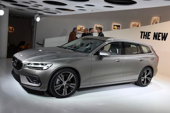 Bildfrosseri: Nya Volvo V60 – alla detaljer om folkhemskombin