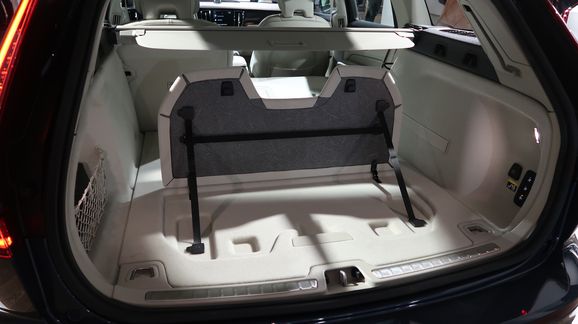 Första Volvo V60 – folkhemskombin – har rullat av bandet i Torslanda