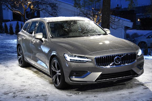 Första Volvo V60 – folkhemskombin – har rullat av bandet i Torslanda