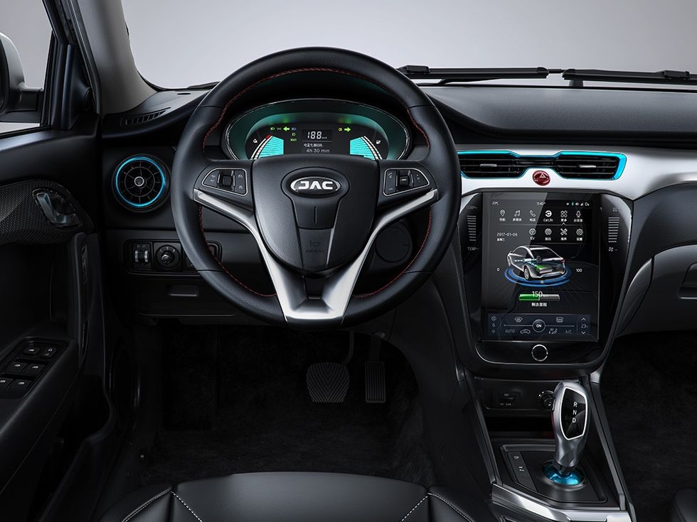 Kinesiska elbilen lockar med 50 mils räckvidd för under 100.000 kronor