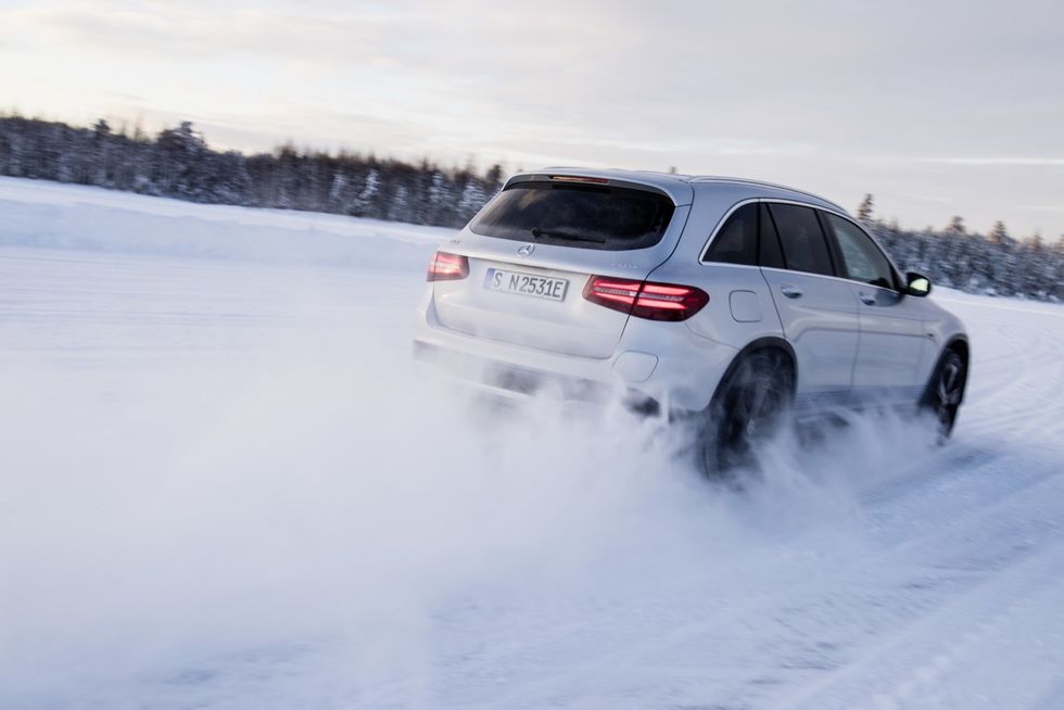 Mercedes vintertestar nya EQC och GLC F-Cell i Sverige