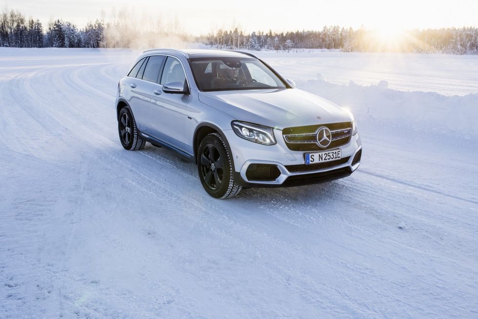 Mercedes vintertestar nya EQC och GLC F-Cell i Sverige