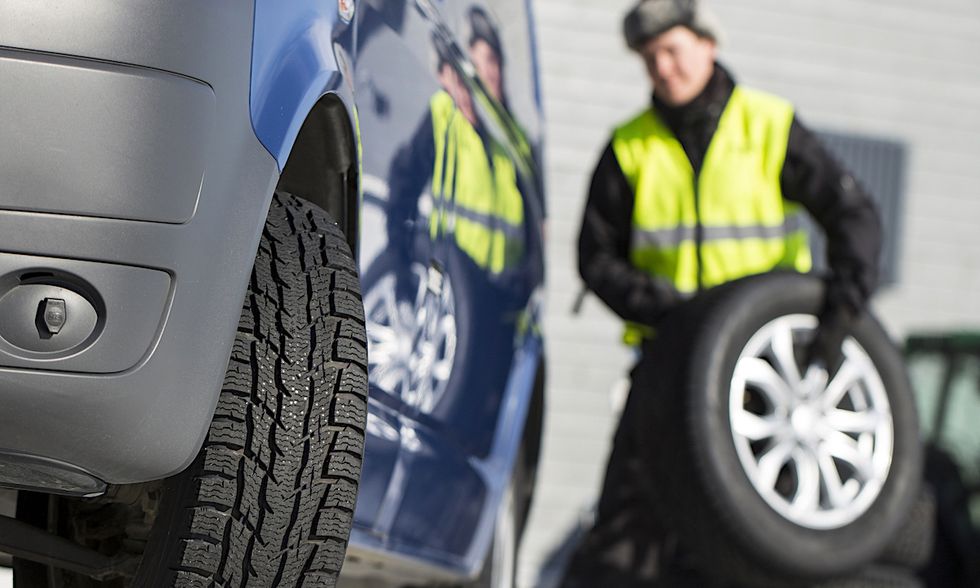 ”Vänta med sommardäcken – risk för halt väglag i påsk”