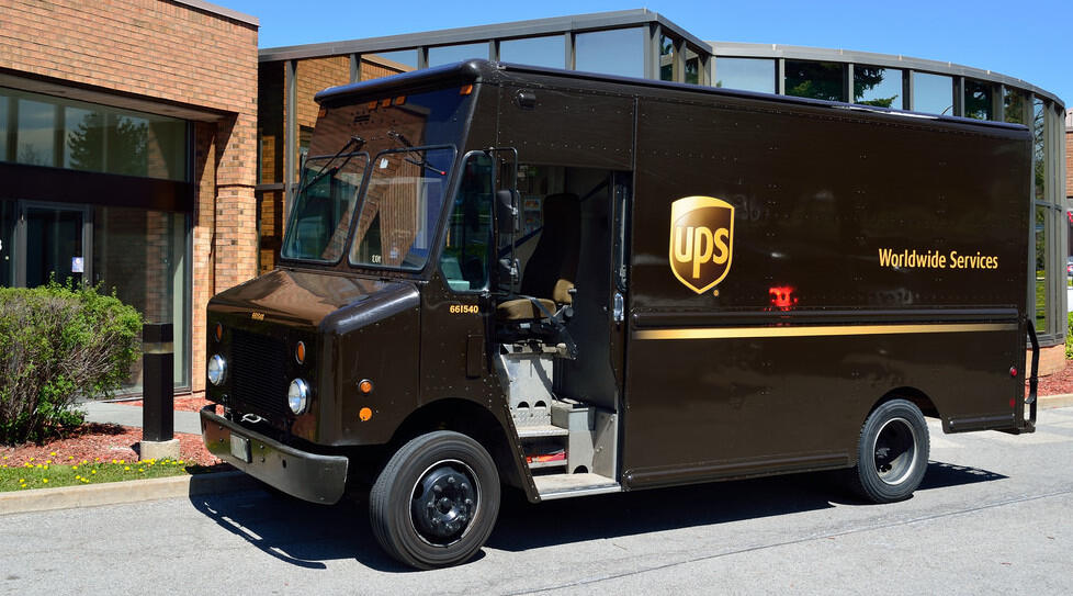 Vill skippa fossilbilarna – kör ut paket med tuff elbil