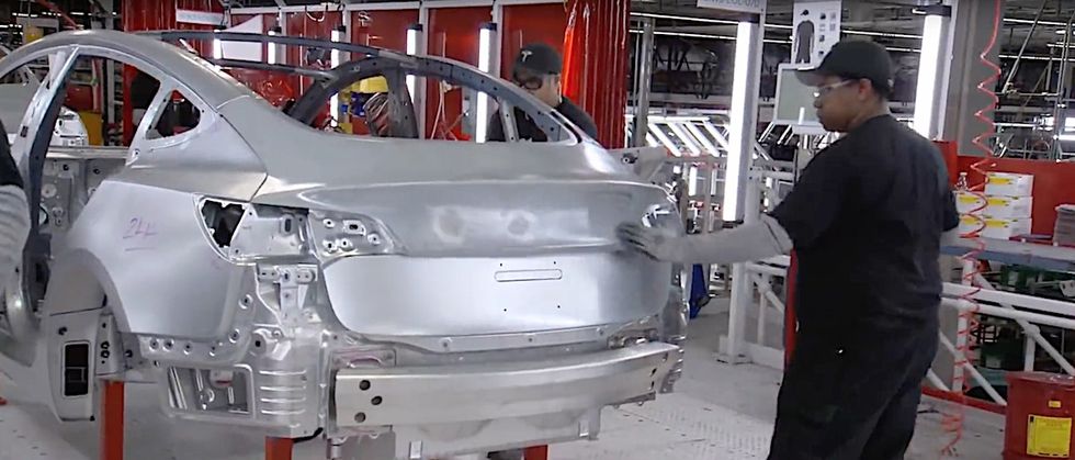 Tesla stoppar fabriken – uppe i 3.500 Model 3 per vecka