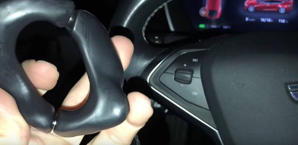 Livsfarlig pryl låter Teslaförare köra med Autopilot – trots varningar