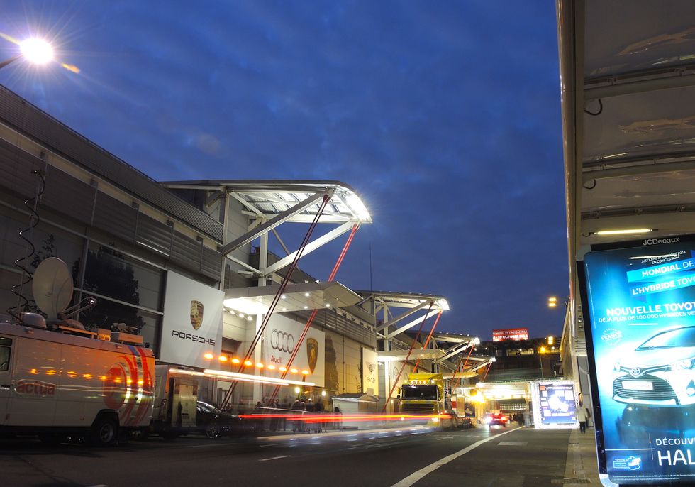 Många avhopp från bilsalongerna i Paris och Detroit