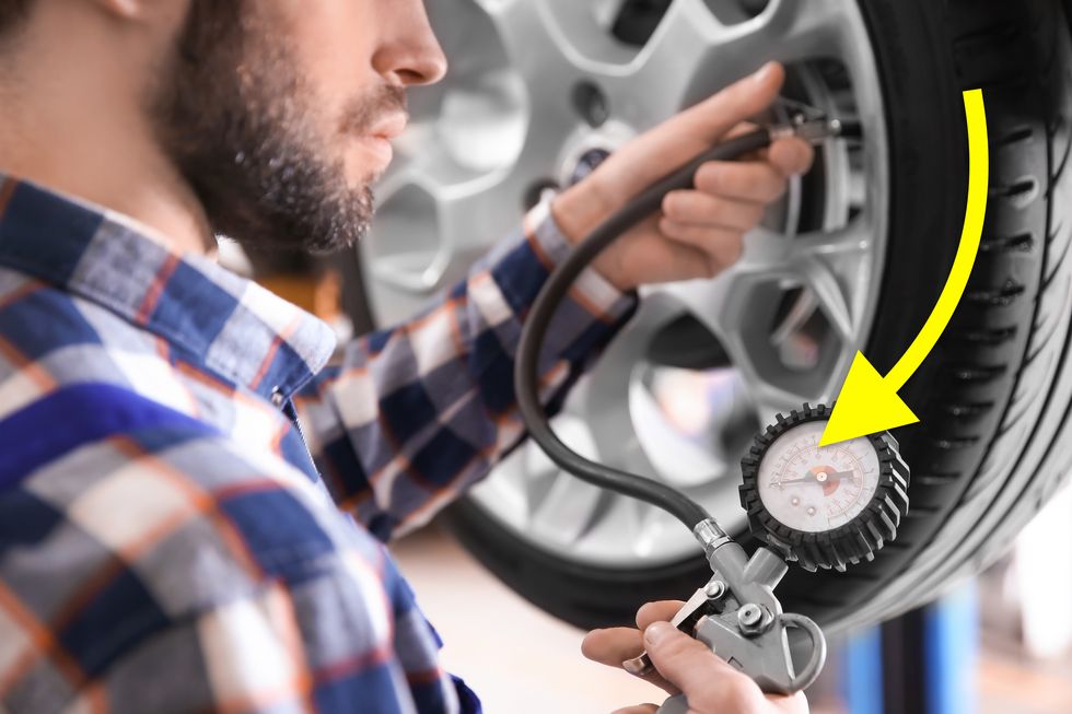 Guide: Kolla bilen inför semestern – speciellt däcktrycket
