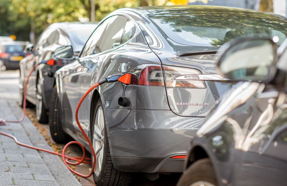 Storsatsar på smarta lösningen: Ladda elbilen i lyktstolpen