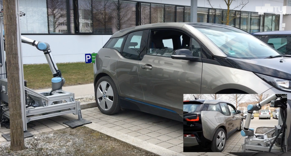 Se när robotarmen laddar elbilen utan hjälp från föraren