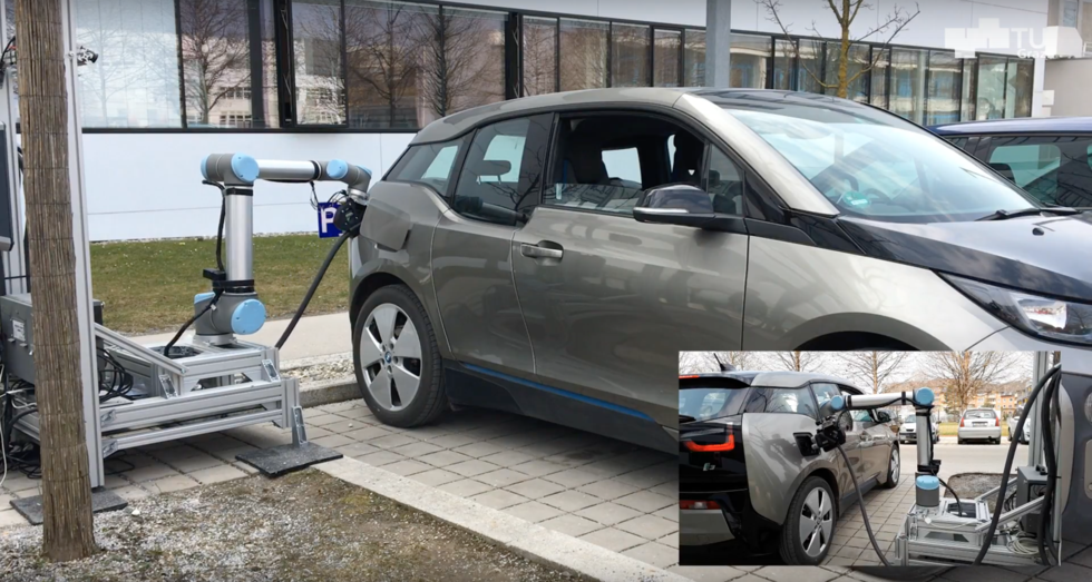 Se när robotarmen laddar elbilen utan hjälp från föraren