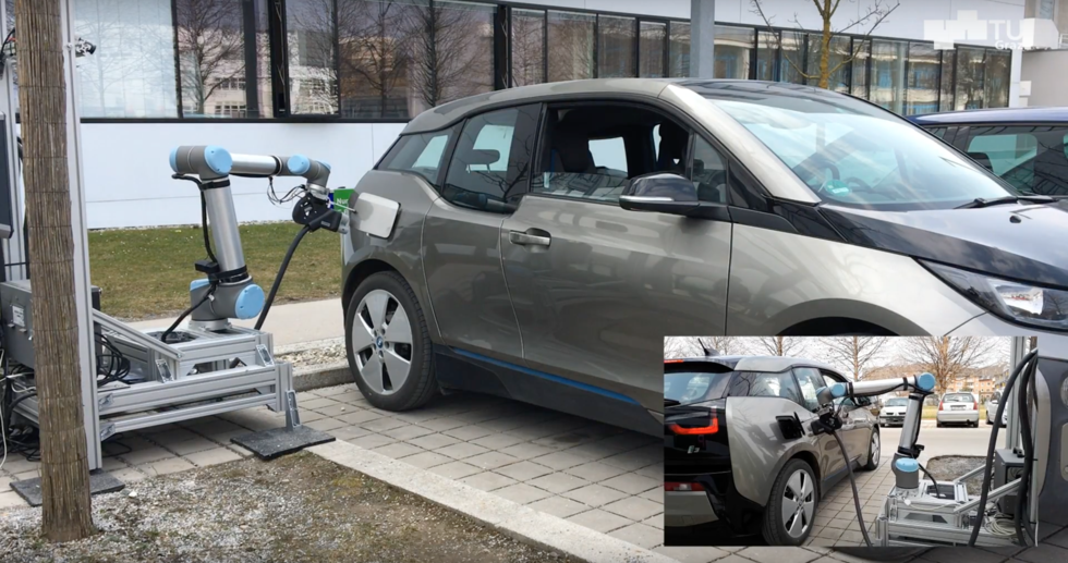 Se när robotarmen laddar elbilen utan hjälp från föraren
