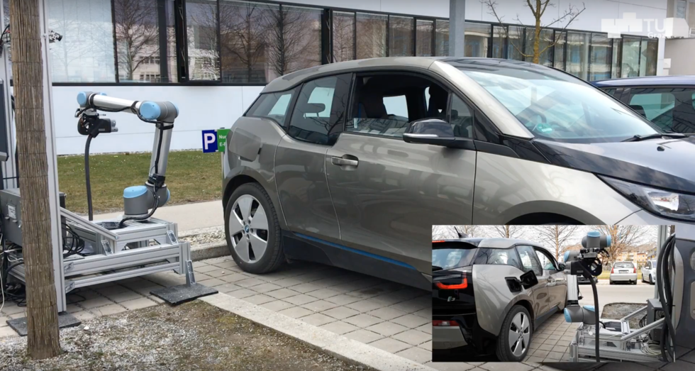 Se när robotarmen laddar elbilen utan hjälp från föraren