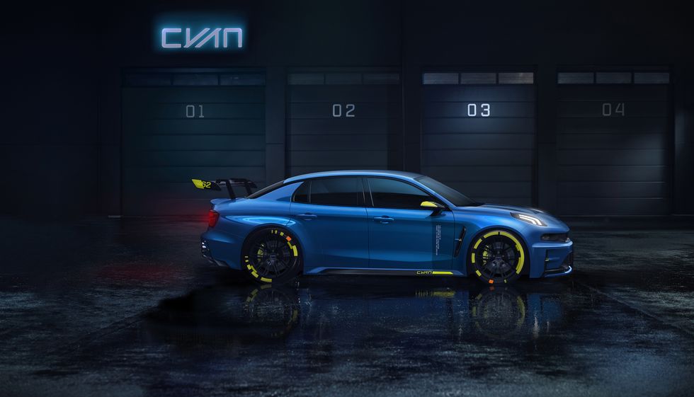 Cyan Racing visar racebilen Lynk 03 som följs av 500 hk gatmodell
