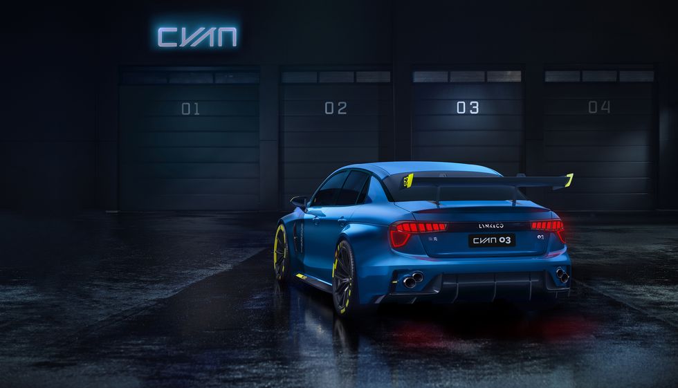 Cyan Racing visar racebilen Lynk 03 som följs av 500 hk gatmodell