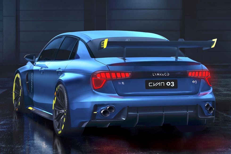 Cyan Racing visar racebilen Lynk 03 som följs av 500 hk gatmodell