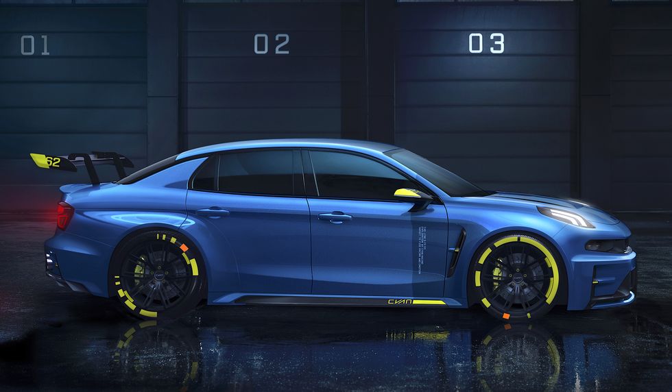 Cyan Racing visar racebilen Lynk 03 som följs av 500 hk gatmodell
